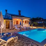 Mirela, A Romantic And Charming Pool