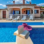 Mirela, A Romantic And Charming Pool Hébergement de vacances
