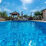 Feriehus Mirela, A Romantic And Charming Pool Nedeščina