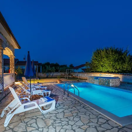 Mirela, A Romantic And Charming Pool Holiday home *