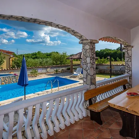 Mirela, A Romantic And Charming Pool Nedescina