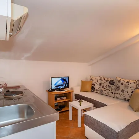 Holiday home Mirela, A Romantic And Charming Pool Nedescina