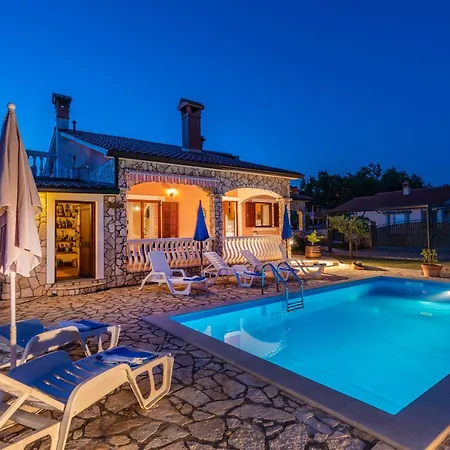 Mirela, A Romantic And Charming Pool