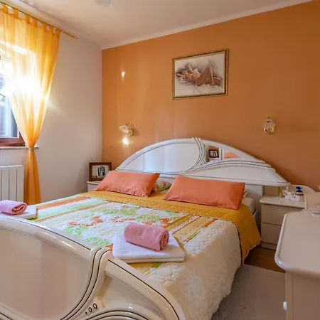 Mirela, A Romantic And Charming Pool Nedeščina