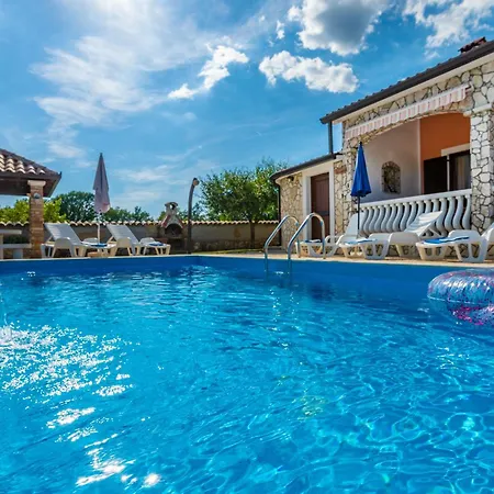 Mirela, A Romantic And Charming Pool