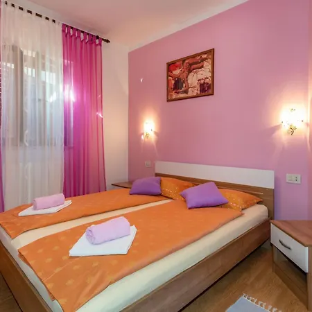Holiday home Mirela, A Romantic And Charming Pool *