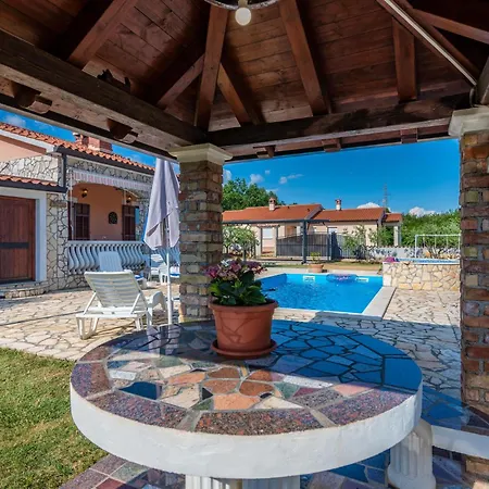 Mirela, A Romantic And Charming Pool *