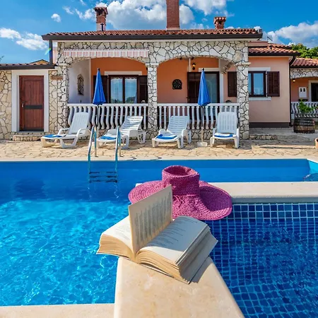 Mirela, A Romantic And Charming Pool Ferienhaus
