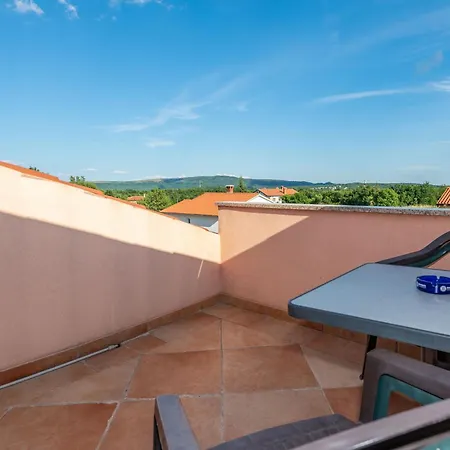 Holiday home Mirela, A Romantic And Charming Pool Nedescina