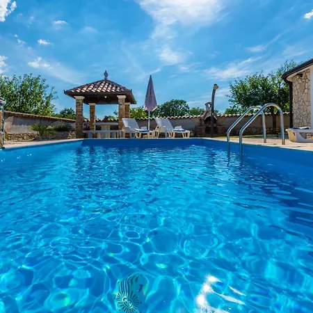 Holiday home Mirela, A Romantic And Charming Pool Nedescina