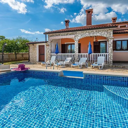 Holiday home Mirela, A Romantic And Charming Pool