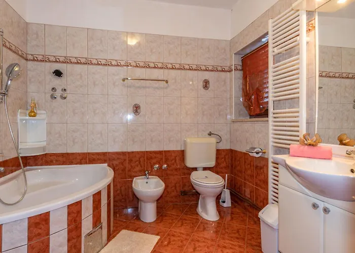 Mirela, A Romantic And Charming Pool *