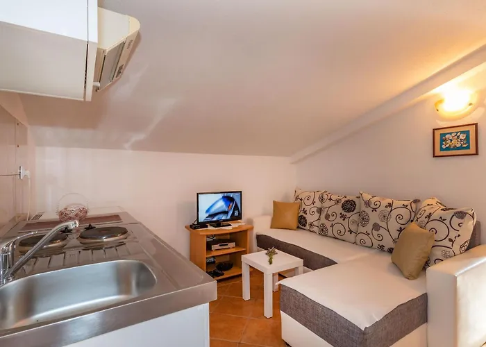 Feriehus Mirela, A Romantic And Charming Pool Nedeščina