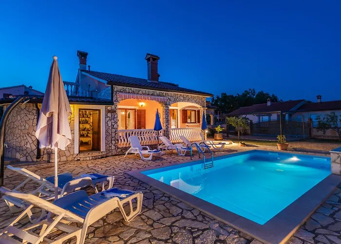 Mirela, A Romantic And Charming Pool