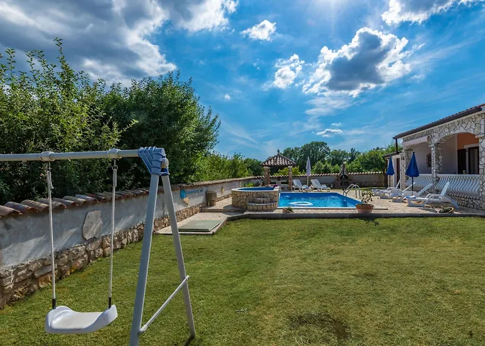 Mirela, A Romantic And Charming Pool Feriehus