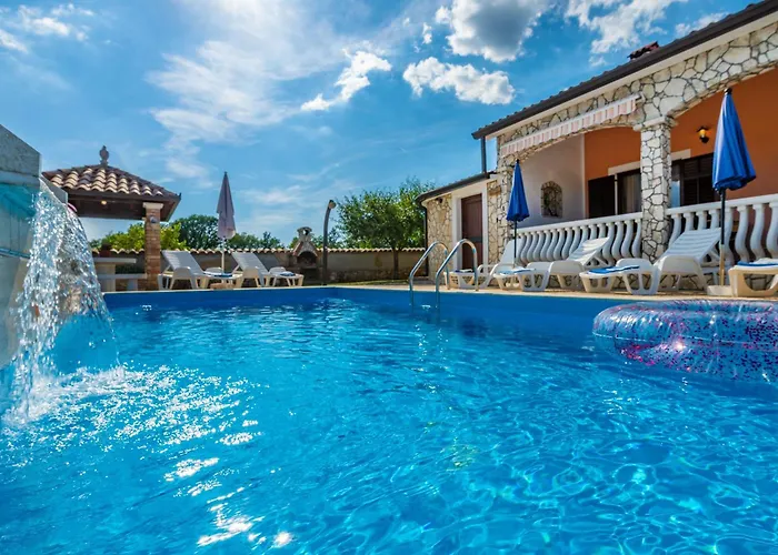 Mirela, A Romantic And Charming Pool