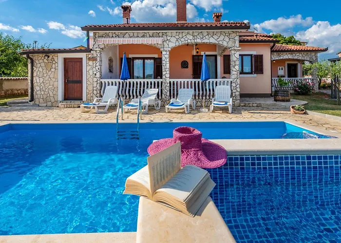 Mirela, A Romantic And Charming Pool Feriehus